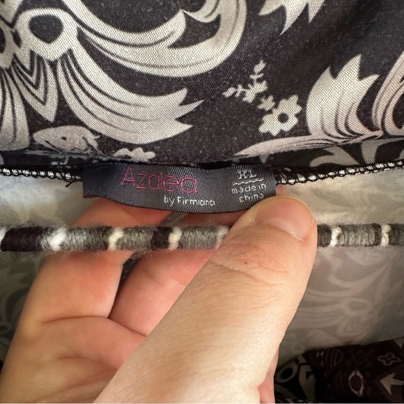 Azalea by Firmiana Black and Red Graphic Women's Top Floral XL - Picture 2 of 7